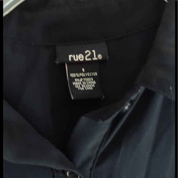 Black Button Up Collar No Sleeve Top - Picture 2 of 3